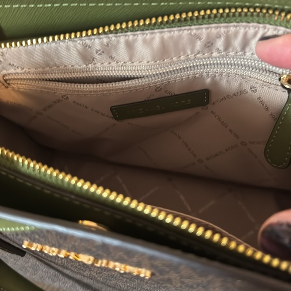 Michael Kors Hope Medium Crossbody Bag - Picture 3 of 4